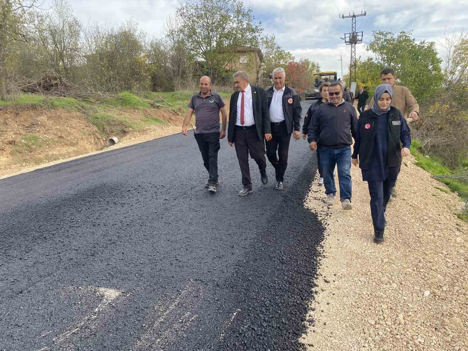 Kaymakam Kılı&ccedil; k&ouml;ylerdeki asfalt &ccedil;alışmasını inceledi
