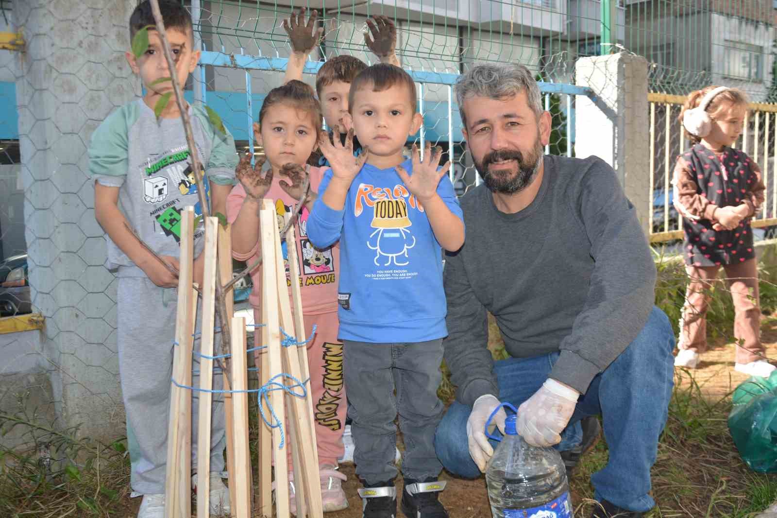 Ordu’da minikler, meyve fidanlarını toprakla buluşturdu