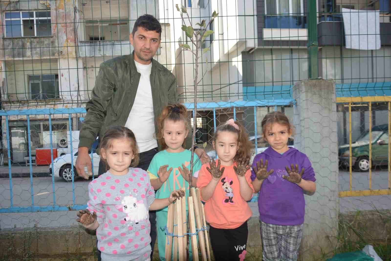 Ordu’da minikler, meyve fidanlarını toprakla buluşturdu
