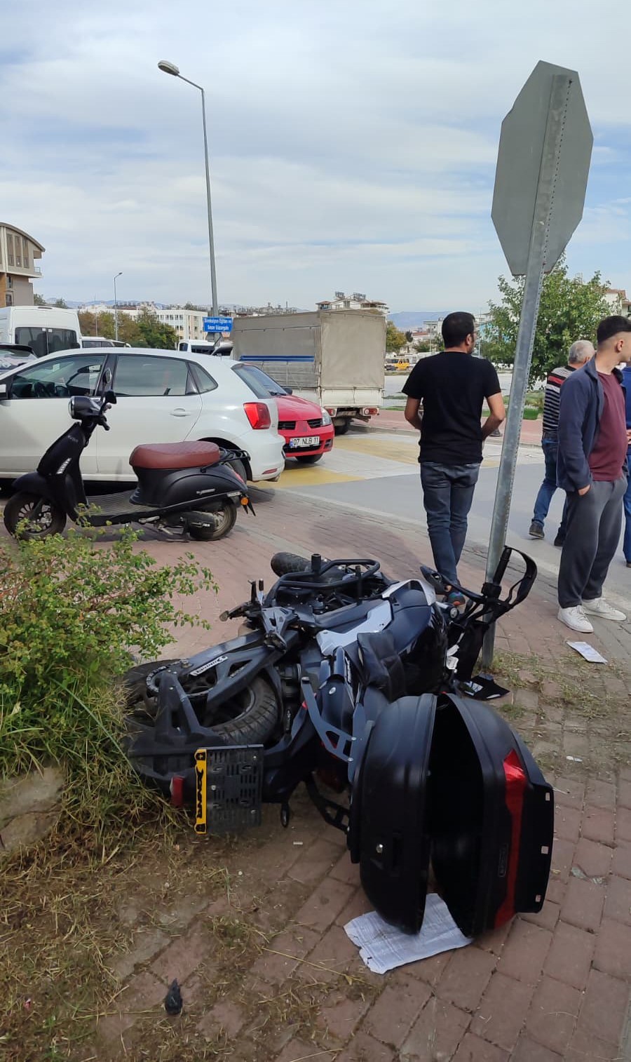 Kamyonetle &ccedil;arpışan motorlu bisikletin s&uuml;r&uuml;c&uuml;s&uuml; yaralandı
