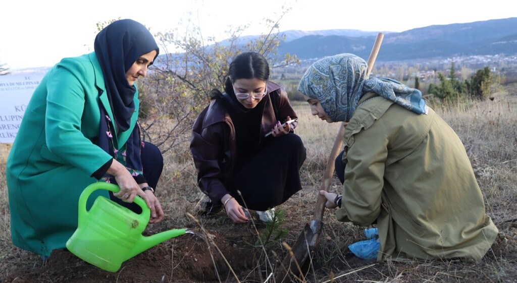 K&uuml;tahya Dumlupınar &Uuml;niversitesi&rsquo;nde fidan dikim etkinliği
