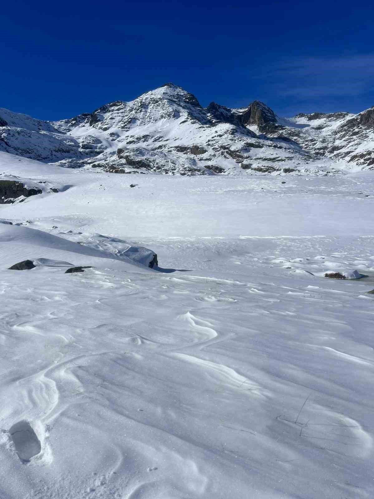 Artabel Gölleri Tabiat Parkı’nda bulunan 20’den fazla göl buz tuttu