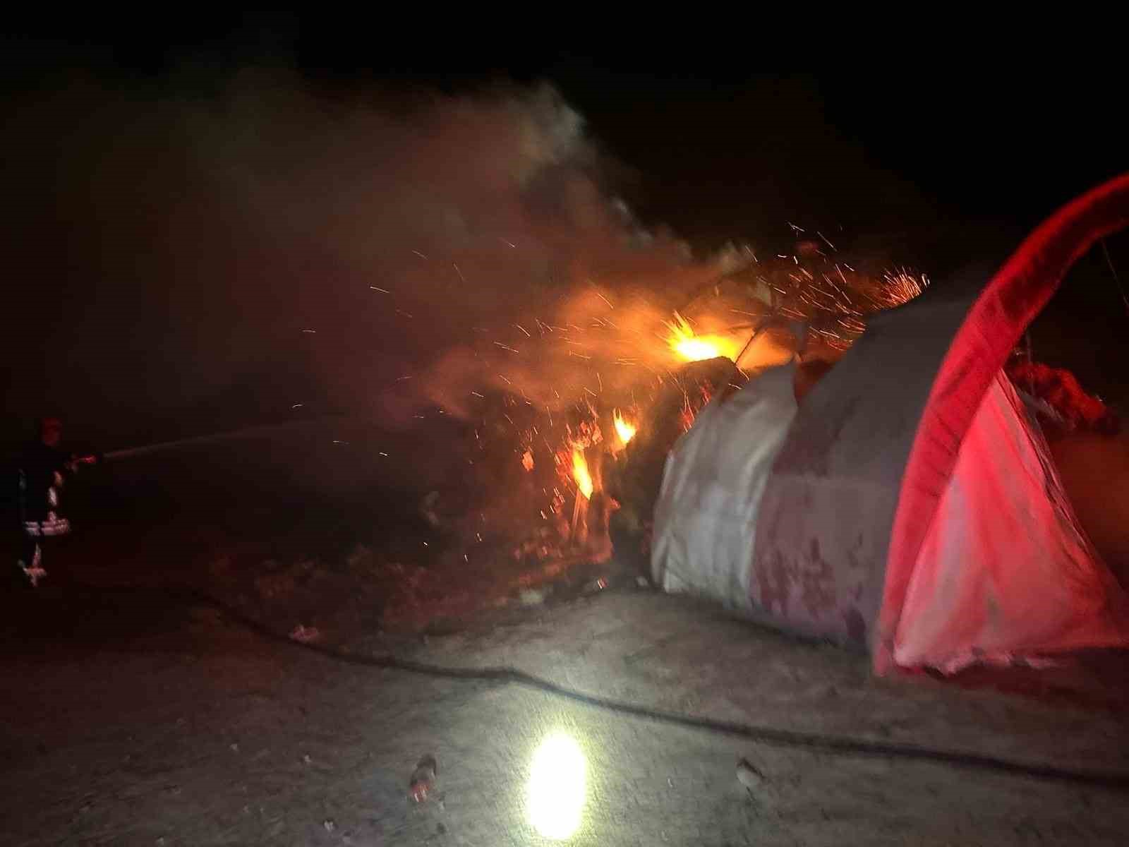 Kulu’da bahçedeki saman balyaları alev alev yandı