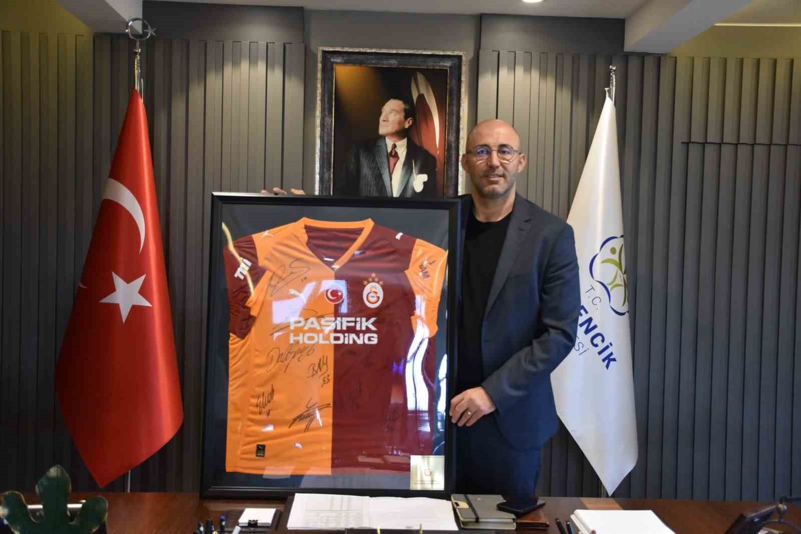 İncir hediyesine imzalı forma