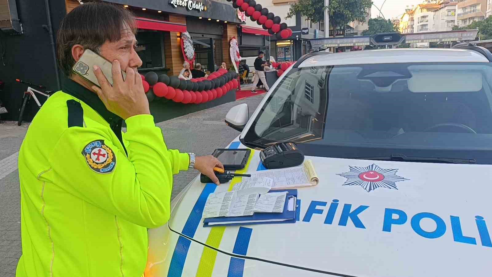 Y&uuml;ksek sesli m&uuml;zik yayını aday s&uuml;r&uuml;c&uuml;y&uuml; hem aracından hem de ehliyetten etti
