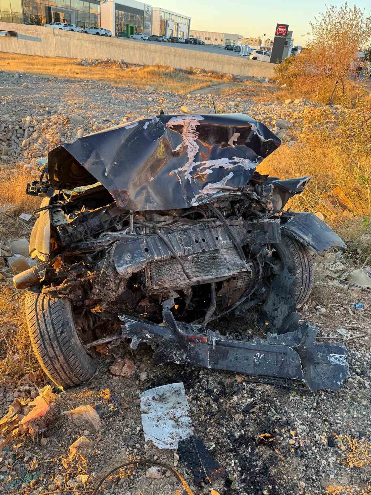 Mardin’de otomobil şarampole yuvarlandı: 3 yaralı