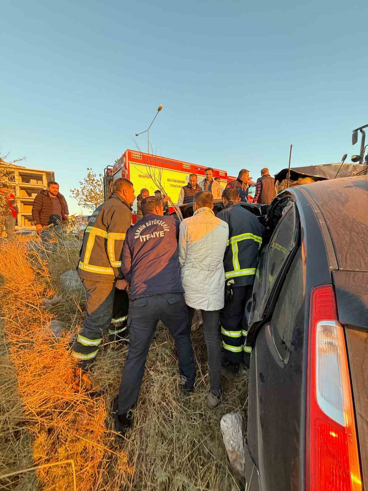 Mardin’de otomobil şarampole yuvarlandı: 3 yaralı
