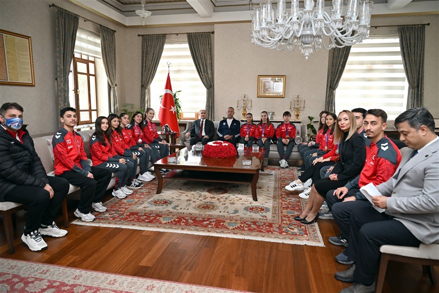 Manisa’nın altın çocukları Avrupa’dan zaferle döndü
