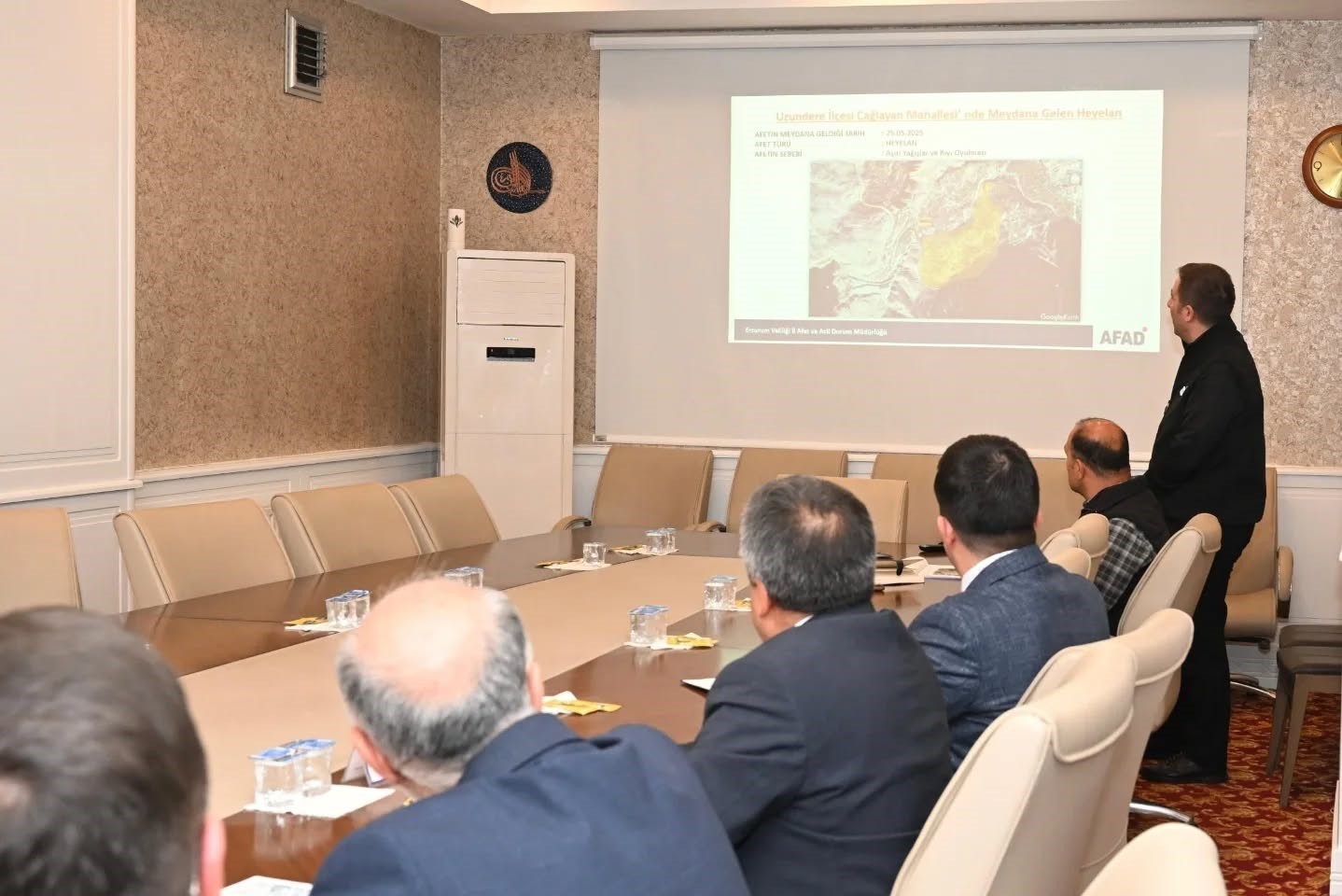 Uzundere&rsquo;deki heyelan masaya yatırıldı
