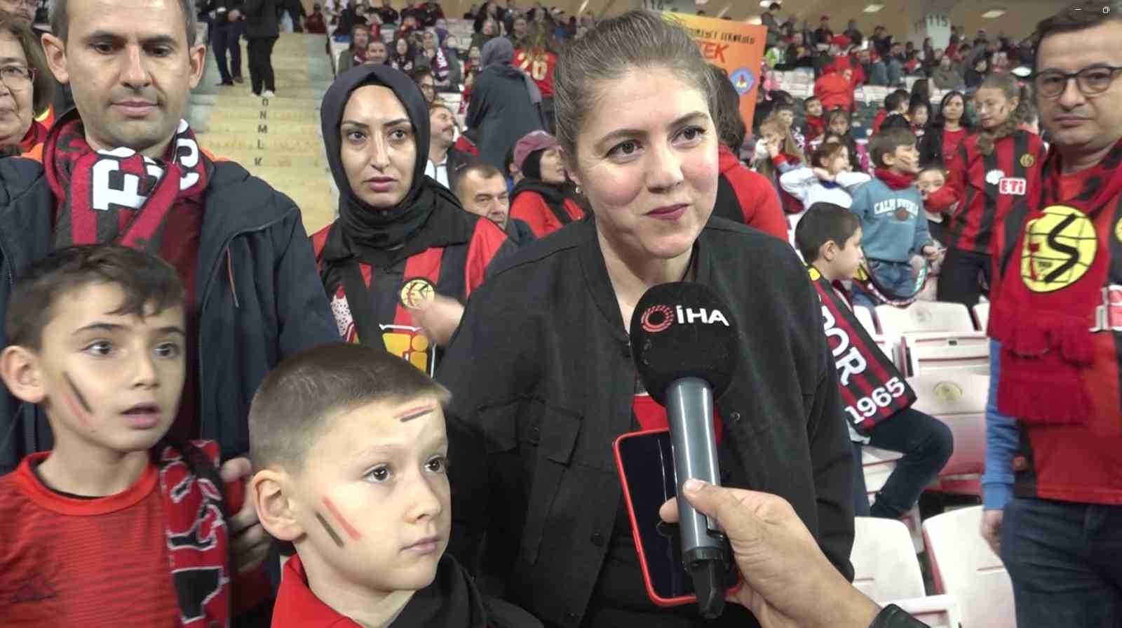 Minik taraftarlar "Kucak Dolusu Hayaller" ile tribünle buluştu
