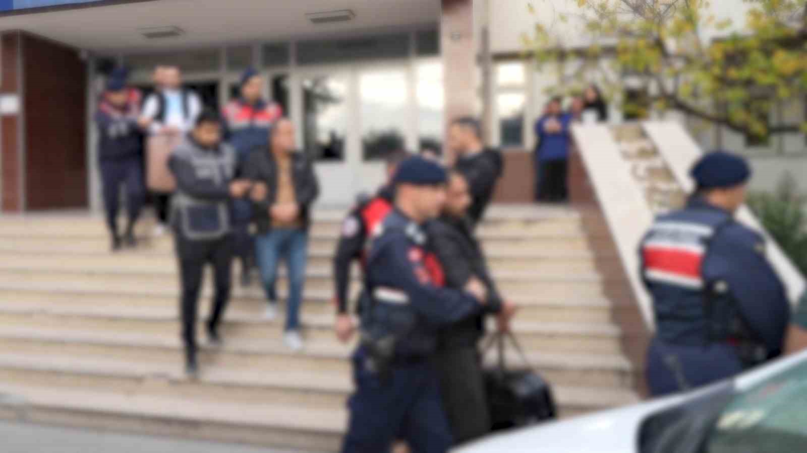 Polis ve jandarmadan eş zamanlı "şafak" operasyonu: Çok sayıda firari hükümlü yakandı
