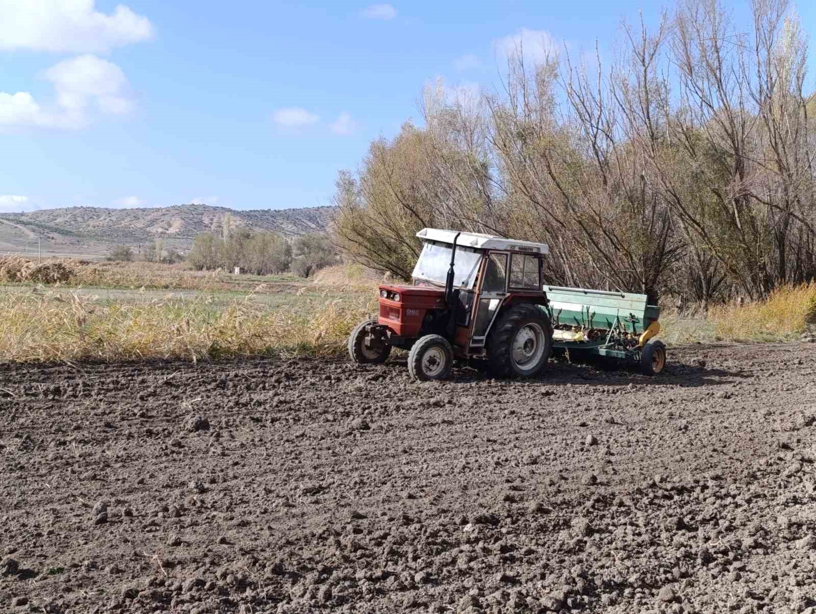 Kıraç toprağı eken çiftçi yağmur için dua ediyor