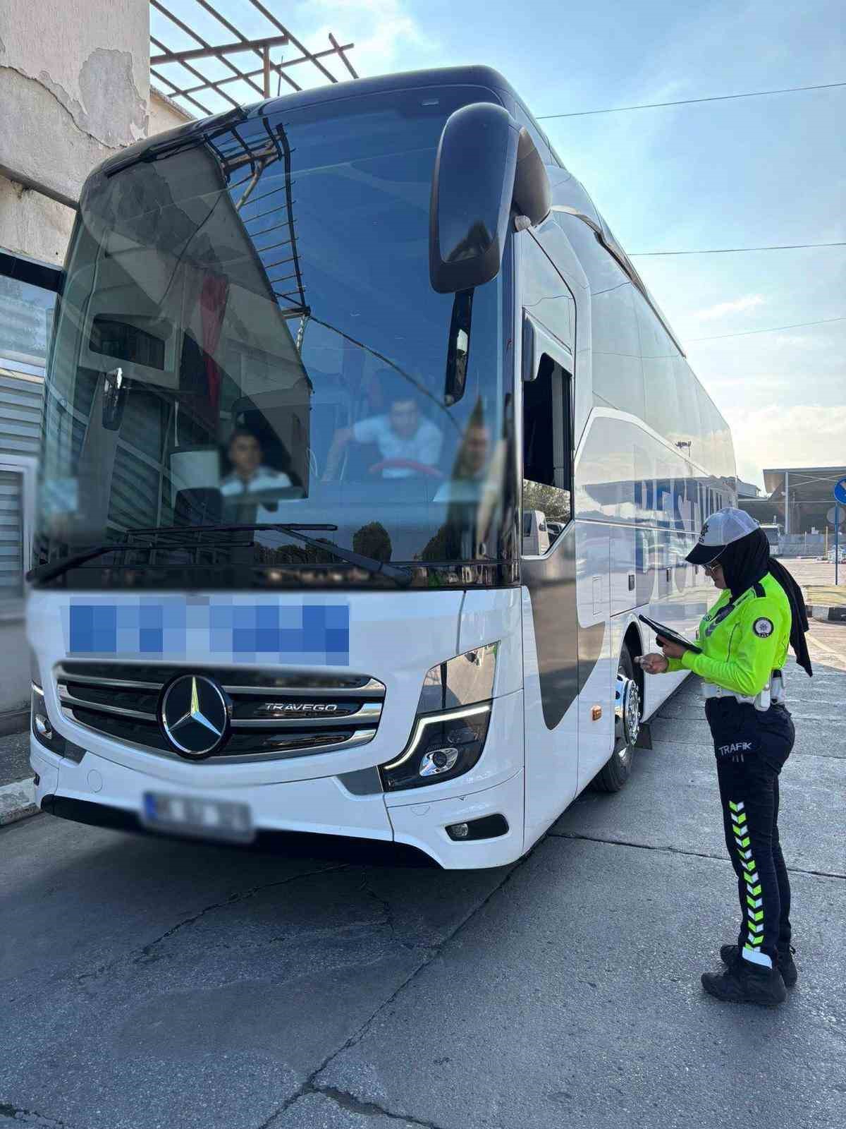 Otob&uuml;slerde emniyet kemeri denetimi ger&ccedil;ekleştirildi
