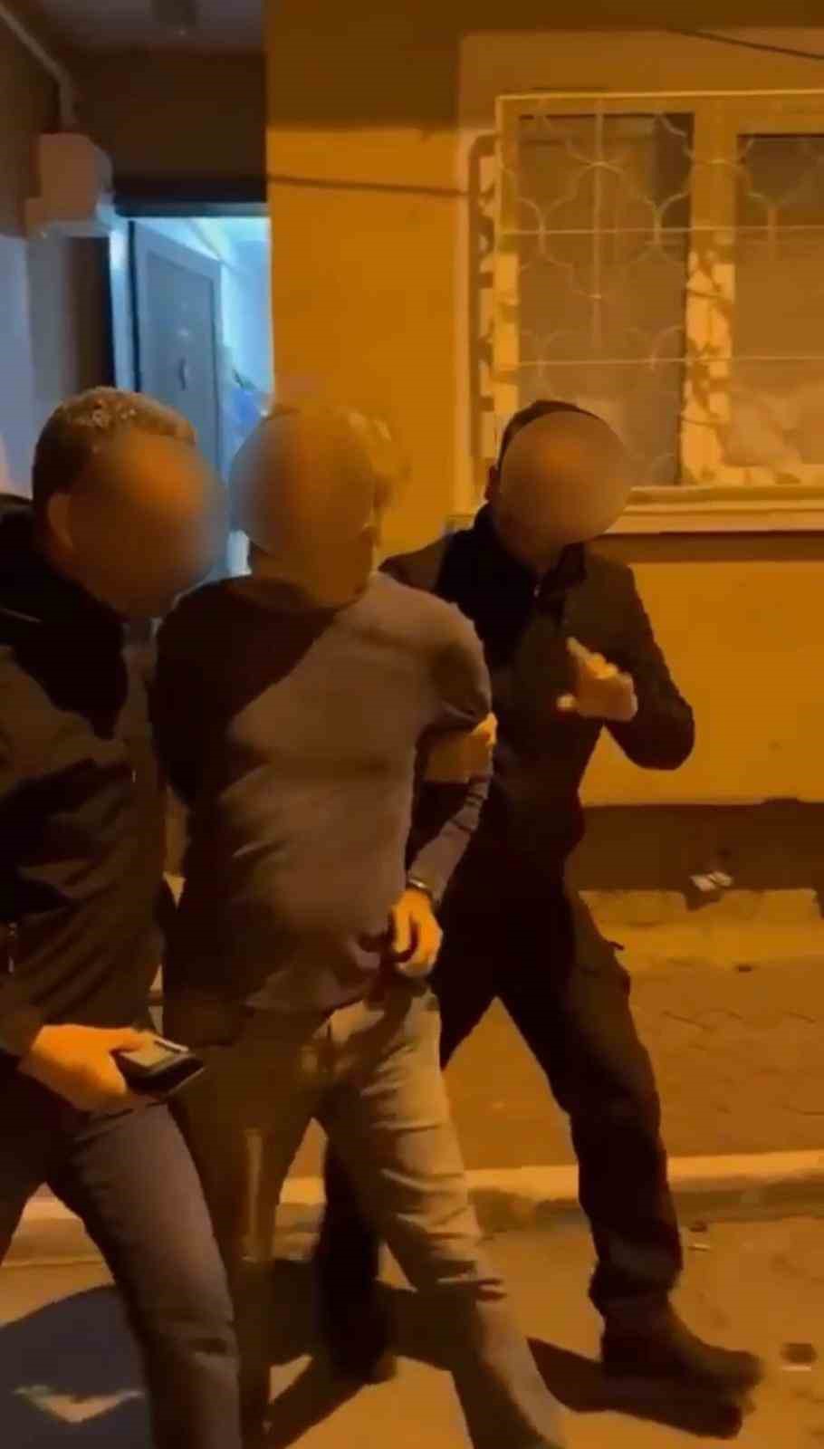 3 yıl hapisle aranan şahıs saklandığı &ccedil;atıda yakalandı
