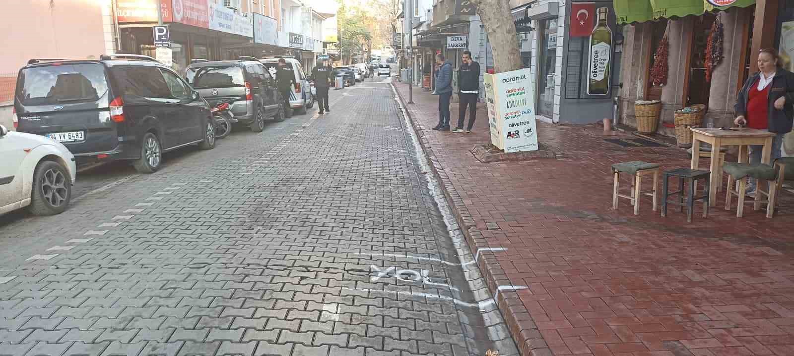 Edremit&rsquo;te esnafa silahlı saldırı anı kamerada
