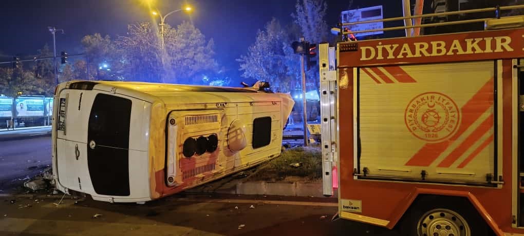 Diyarbakır’da minibüs devrildi: 4 yaralı
