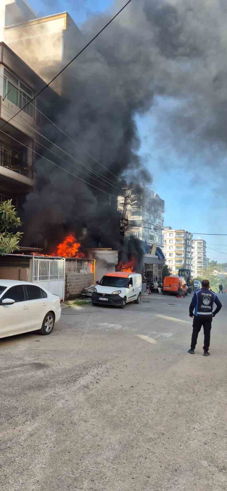 İş yerinde başlayan yangında alevler eve sıçradı