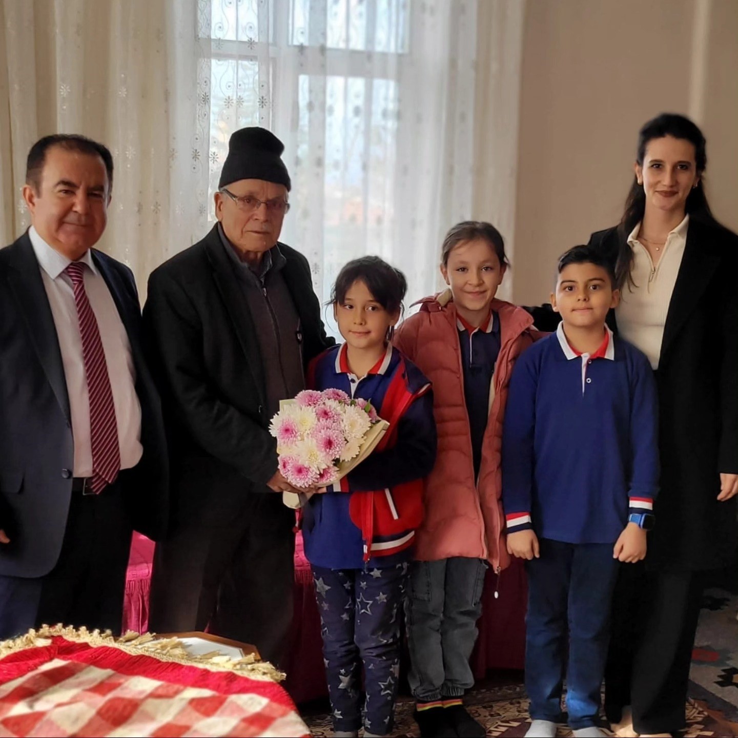 Altıntaş’ta miniklerden emekli öğretmenlere anlamlı ziyaret