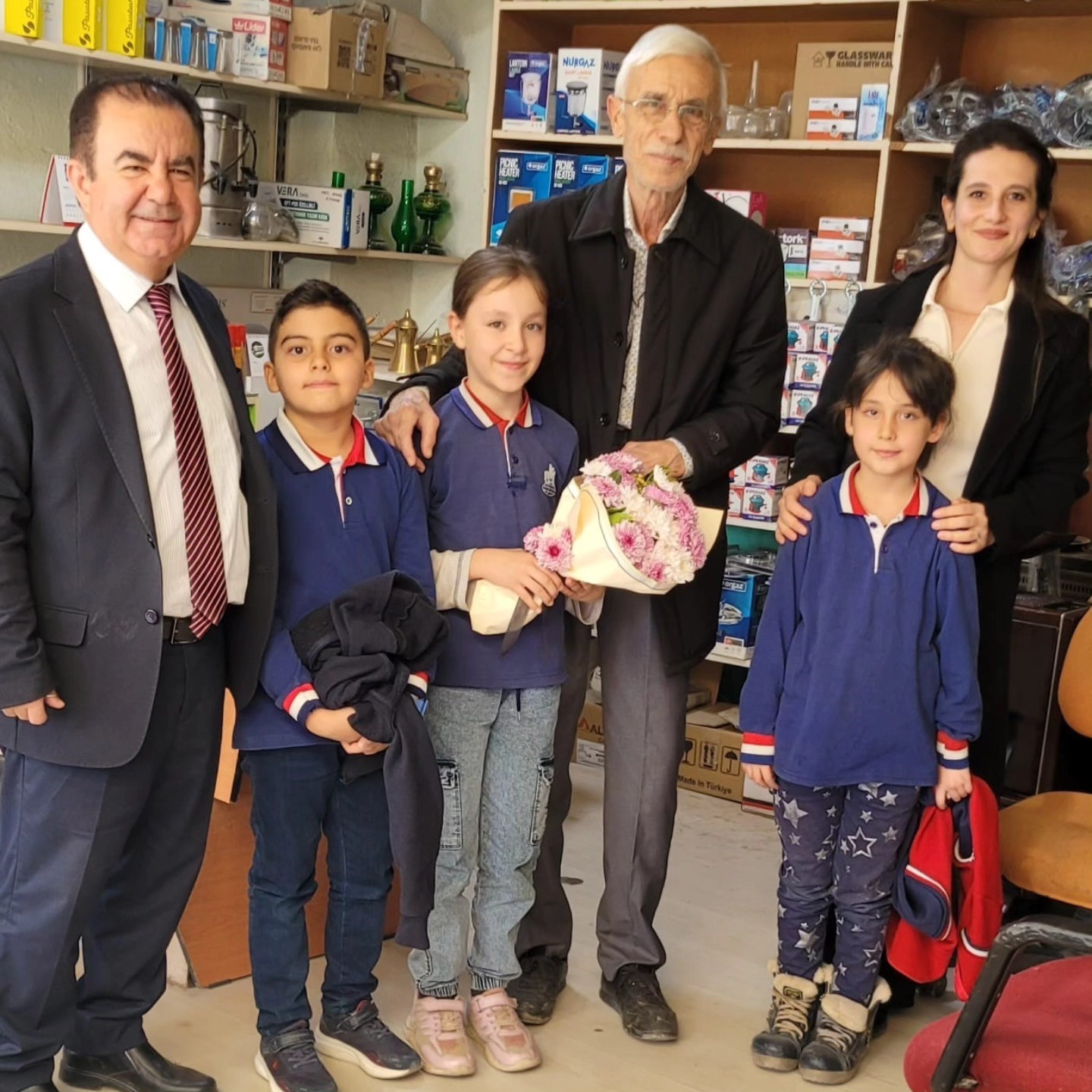 Altıntaş’ta miniklerden emekli öğretmenlere anlamlı ziyaret