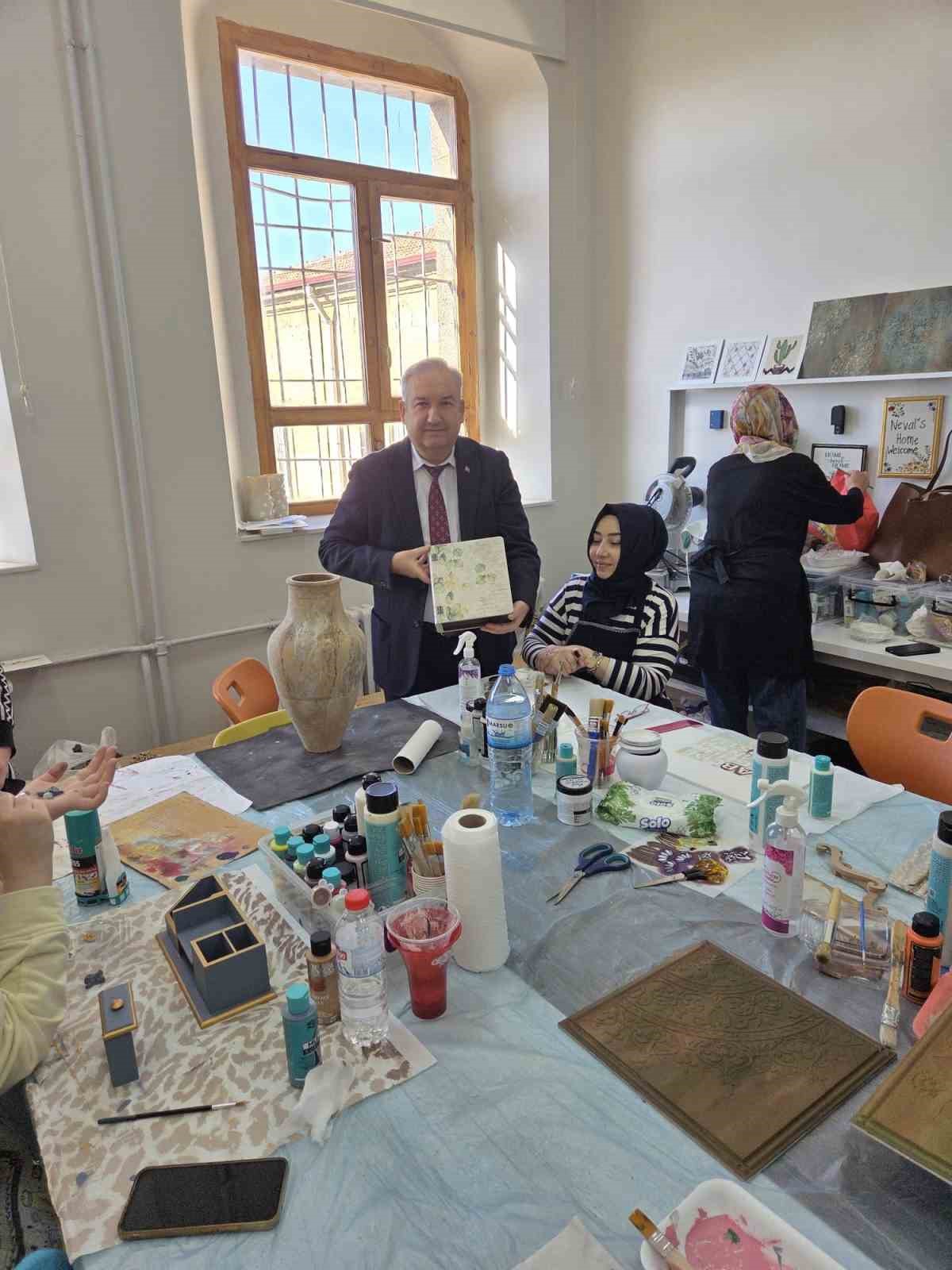 Ahşap boyama kursunda el becerileri gelişiyor