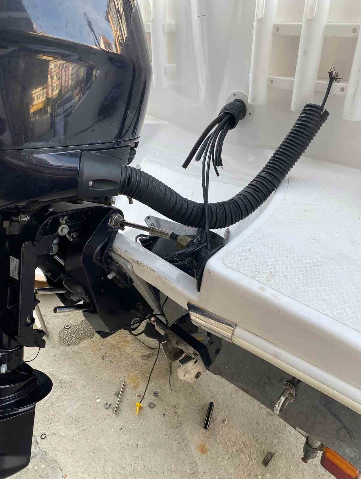 Hırsızlar park halindeki tekneyi çalamayınca zarar verip kaçtılar