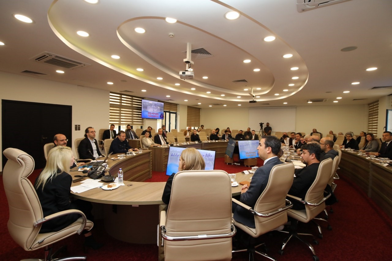 Rekt&ouml;r &Ouml;zkan: "Bir &uuml;niversite i&ccedil;inde bulunduğu şehirle nefes alır"
