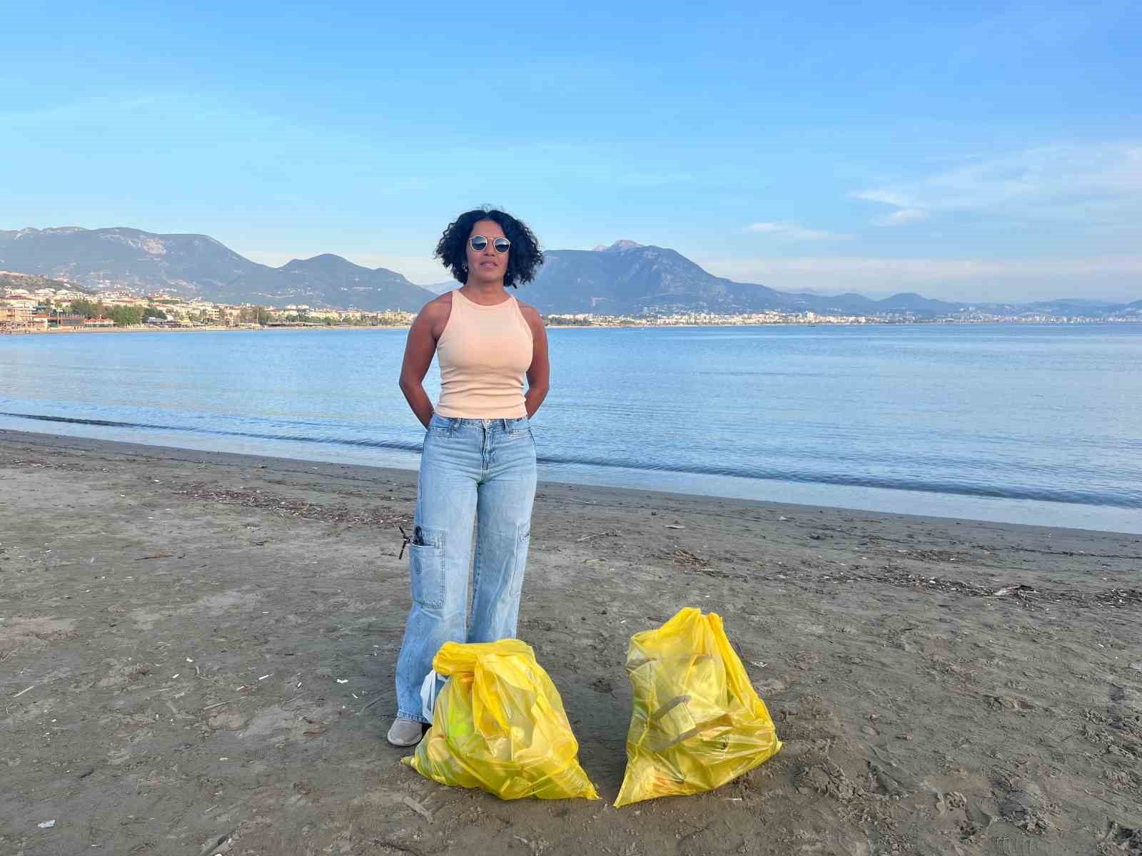 Alanya’da 17 yıllık Türkçe öğretmeni, sahile inerek poşet poşet çöp toplayıp sosyal medyada paylaşıyor