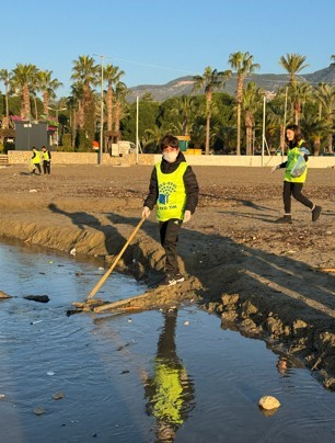 Alanya&rsquo;da 17 yıllık T&uuml;rk&ccedil;e &ouml;ğretmeni, sahile inerek poşet poşet &ccedil;&ouml;p toplayıp sosyal medyada paylaşıyor
