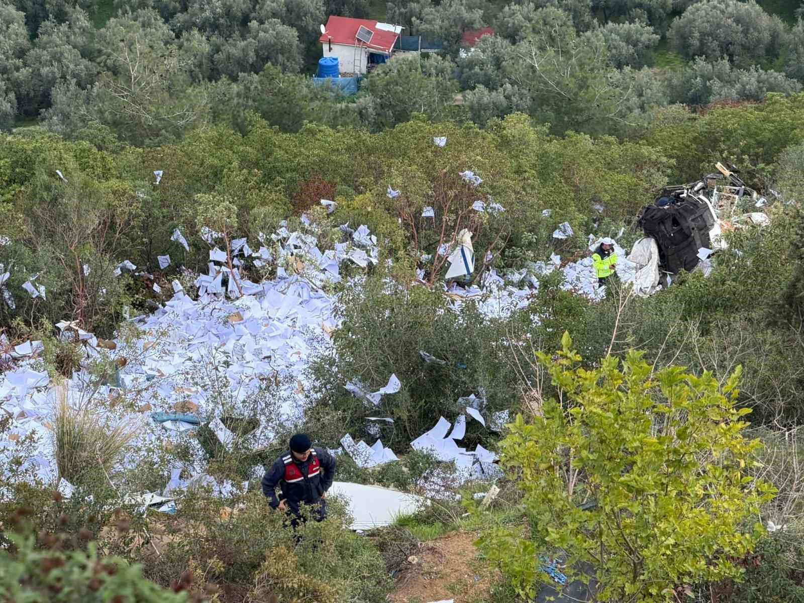 İznik-Yenişehir yolunda tır uçurumdan yuvarlandı: 2 ölü
