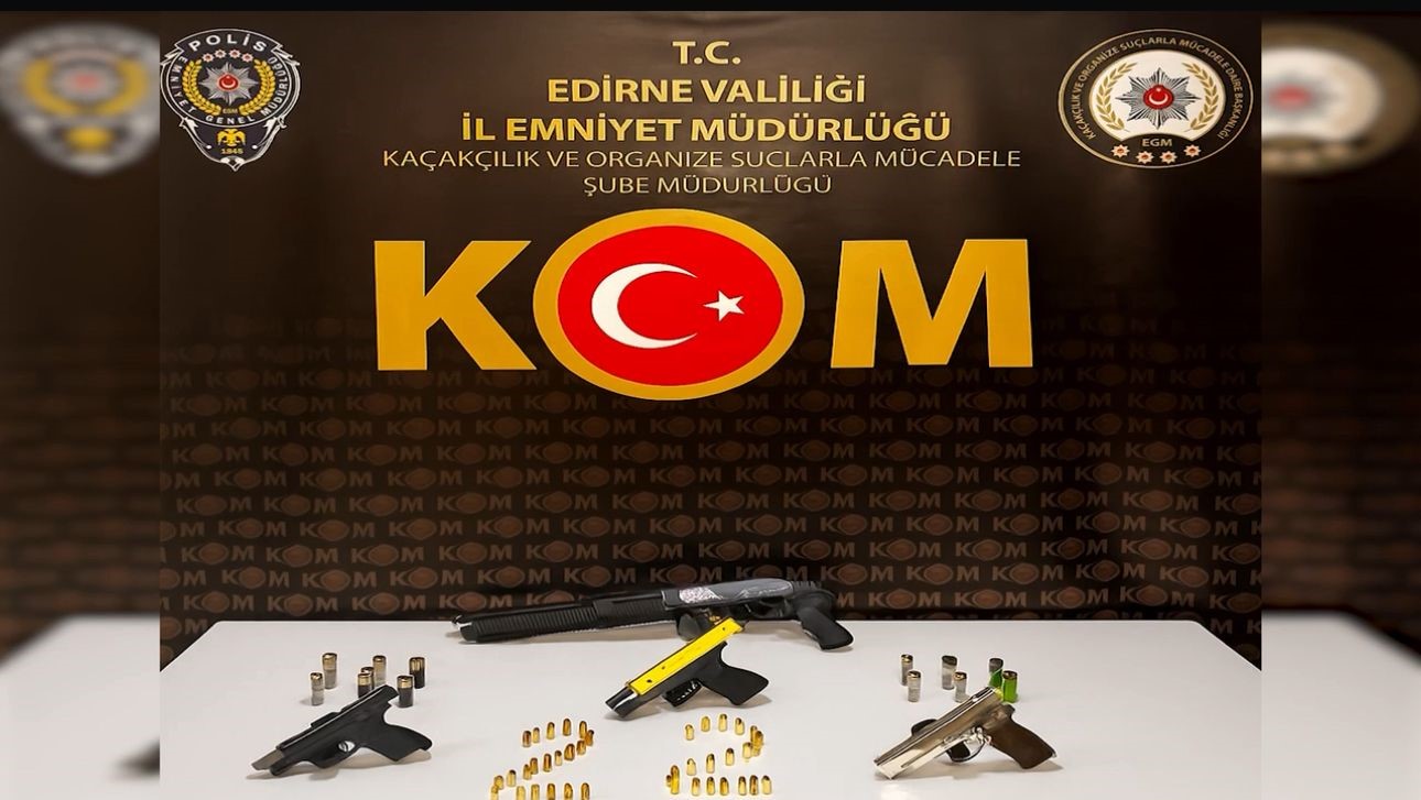Edirne&rsquo;de evden ruhsatsız tabancalar ve m&uuml;himmat &ccedil;ıktı
