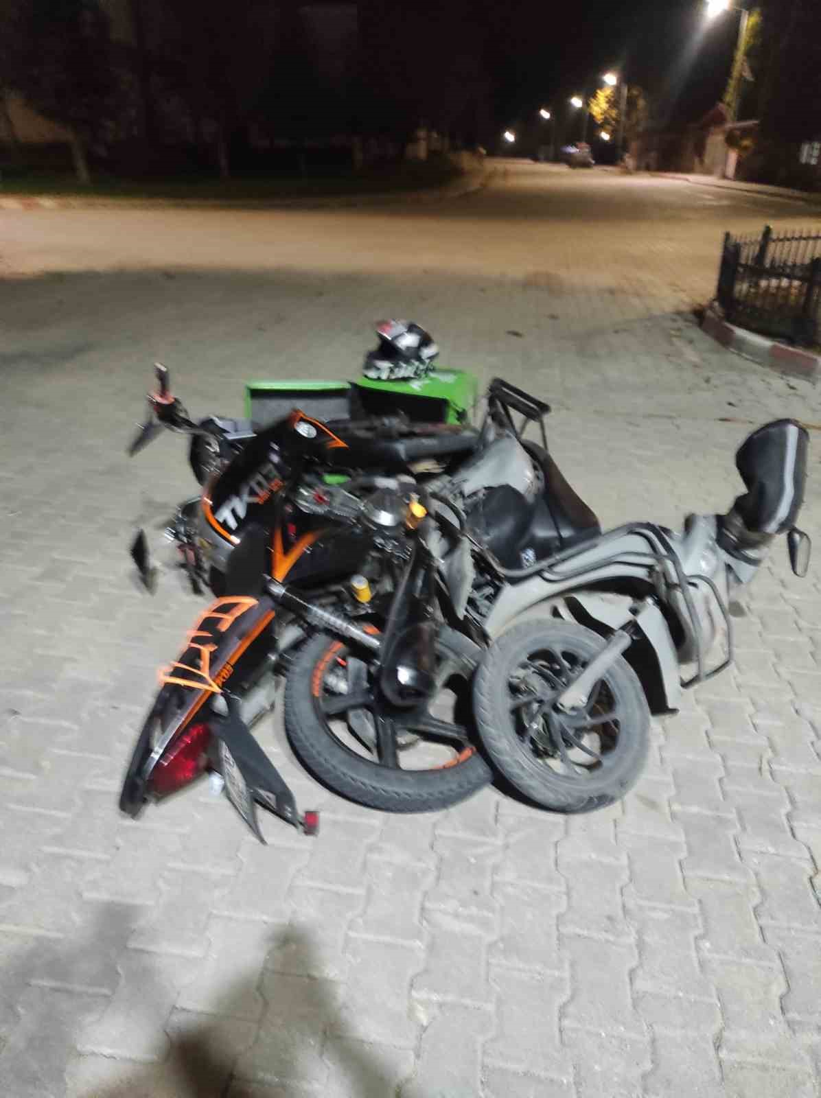 Bilecik’te motosikletler kafa kafaya çarpıştı, 2 yaralı