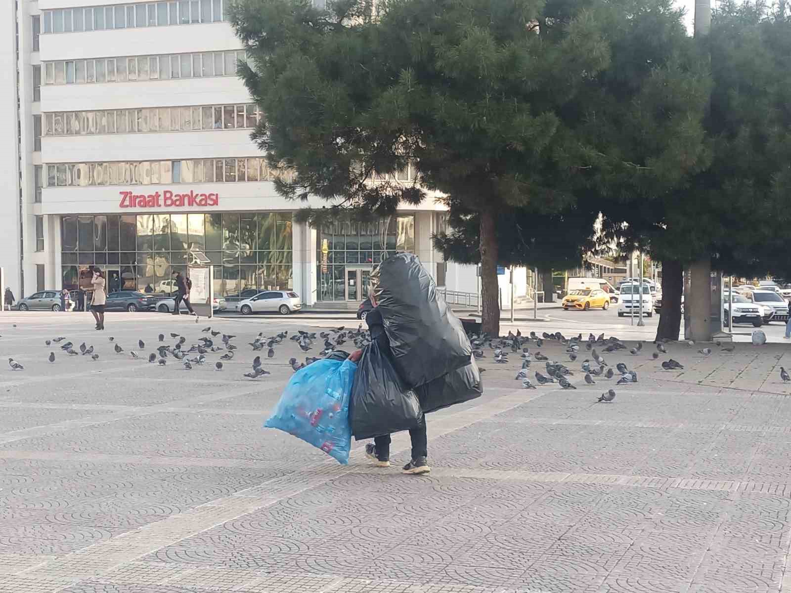 Hayatın yükünü sırtında taşıyor