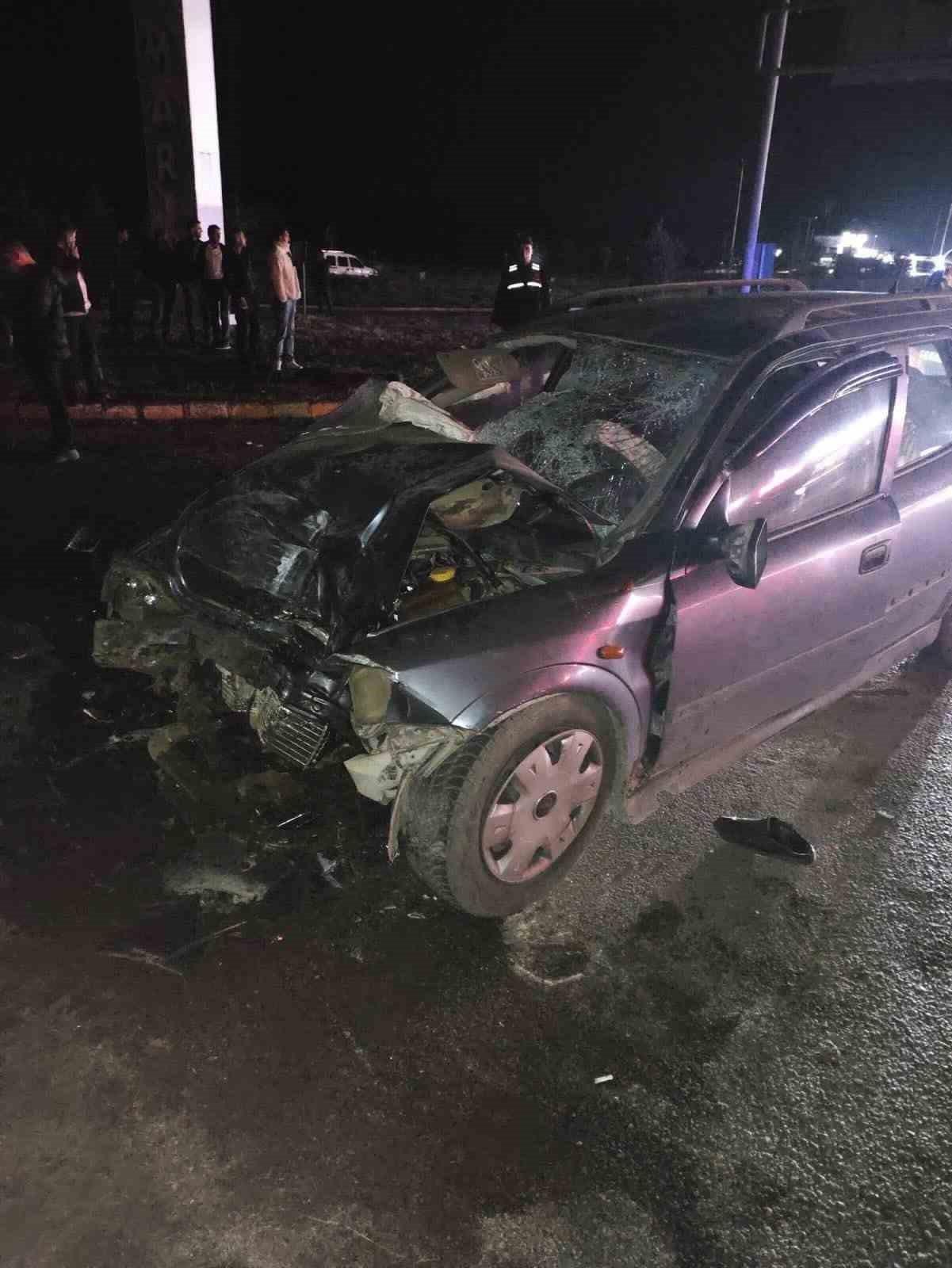 Otob&uuml;sle otomobil &ccedil;arpıştı: 1 &ouml;l&uuml;, 3 yaralı
