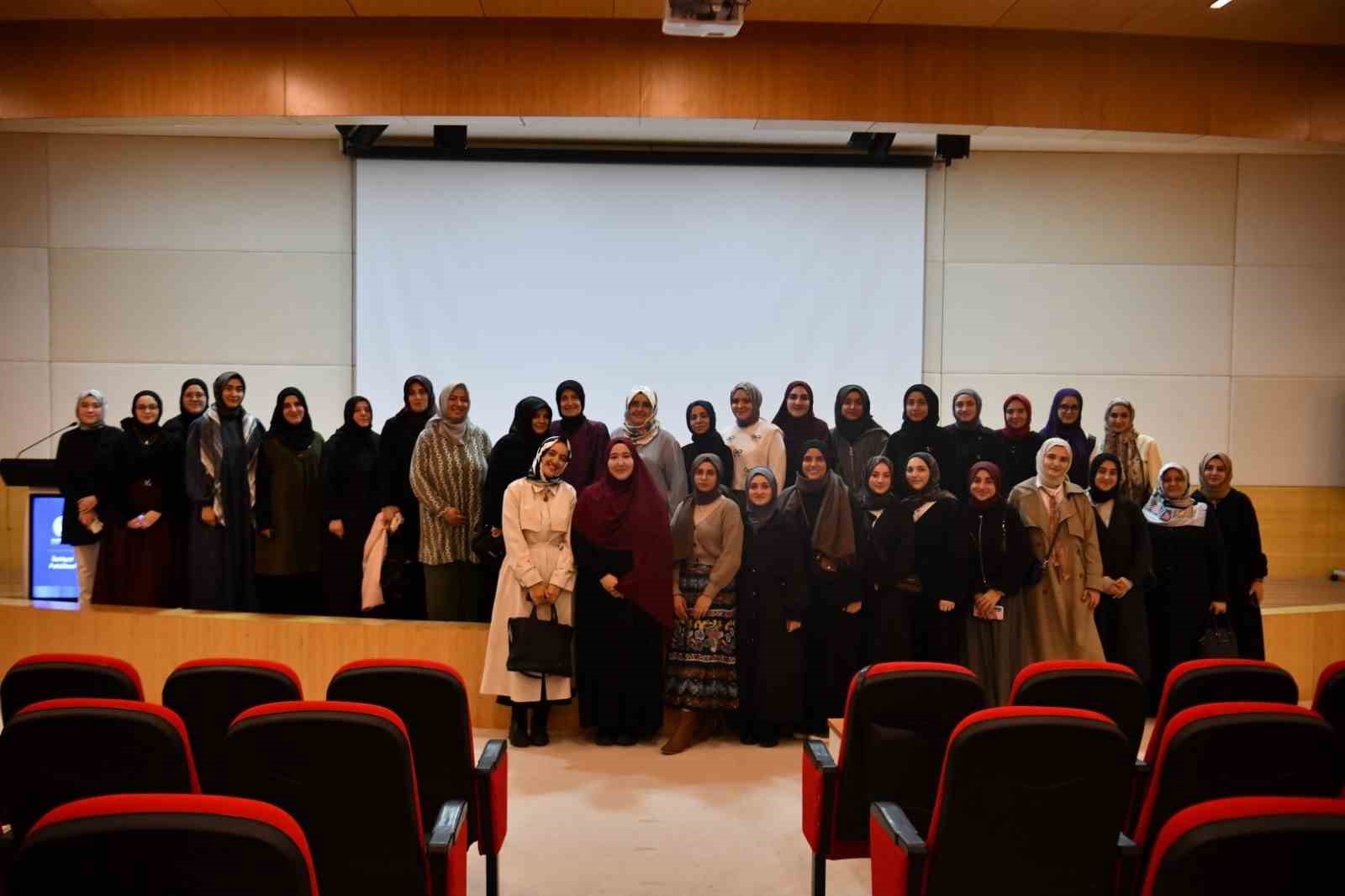 Dünya çapında başarı kazanan balerin, İslam’a uzanan yolculuğunu öğrencilerle paylaştı