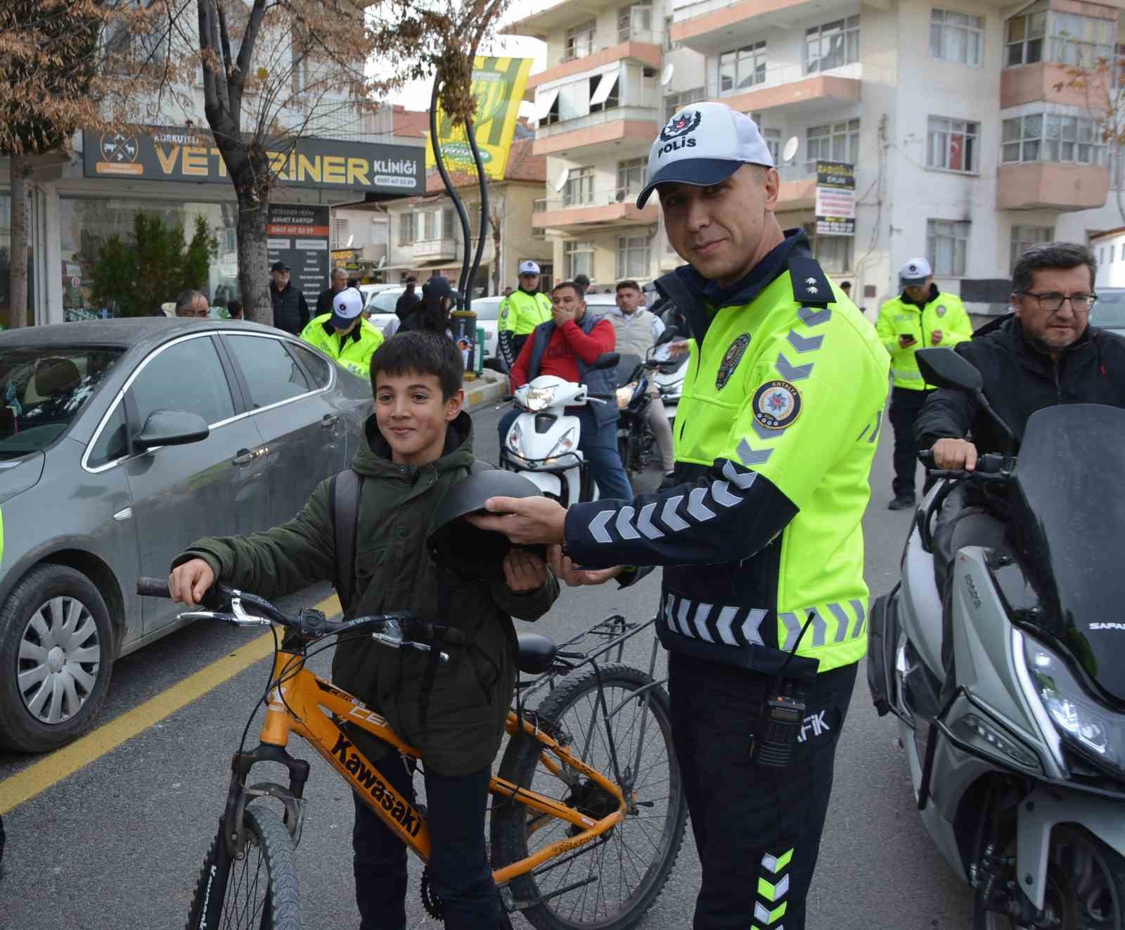 Korkuteli ilçesinde motosiklet sürücülerine kask dağıtıldı