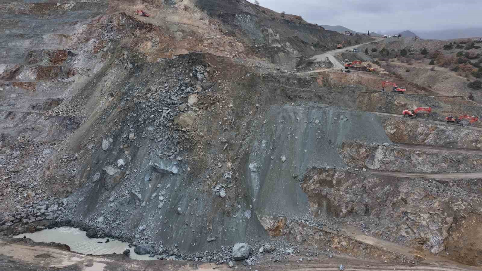 Göçük altında şantiye müdürünü kurtarma çalışmaları 4’üncü gününde devam ediyor