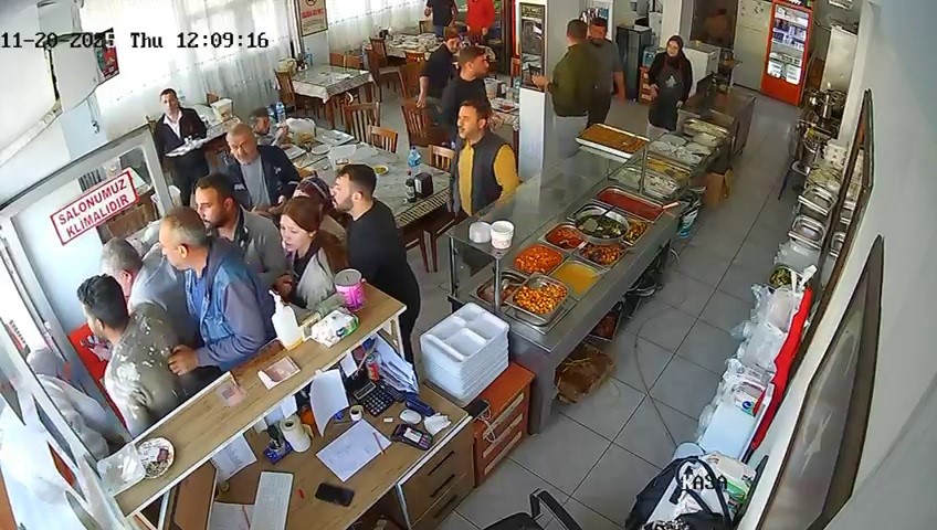 Depreme lokantada yakalanan vatandaşları panikle kaçışları kamerada