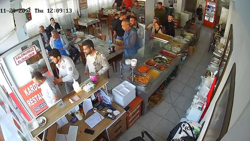 Depreme lokantada yakalanan vatandaşları panikle kaçışları kamerada
