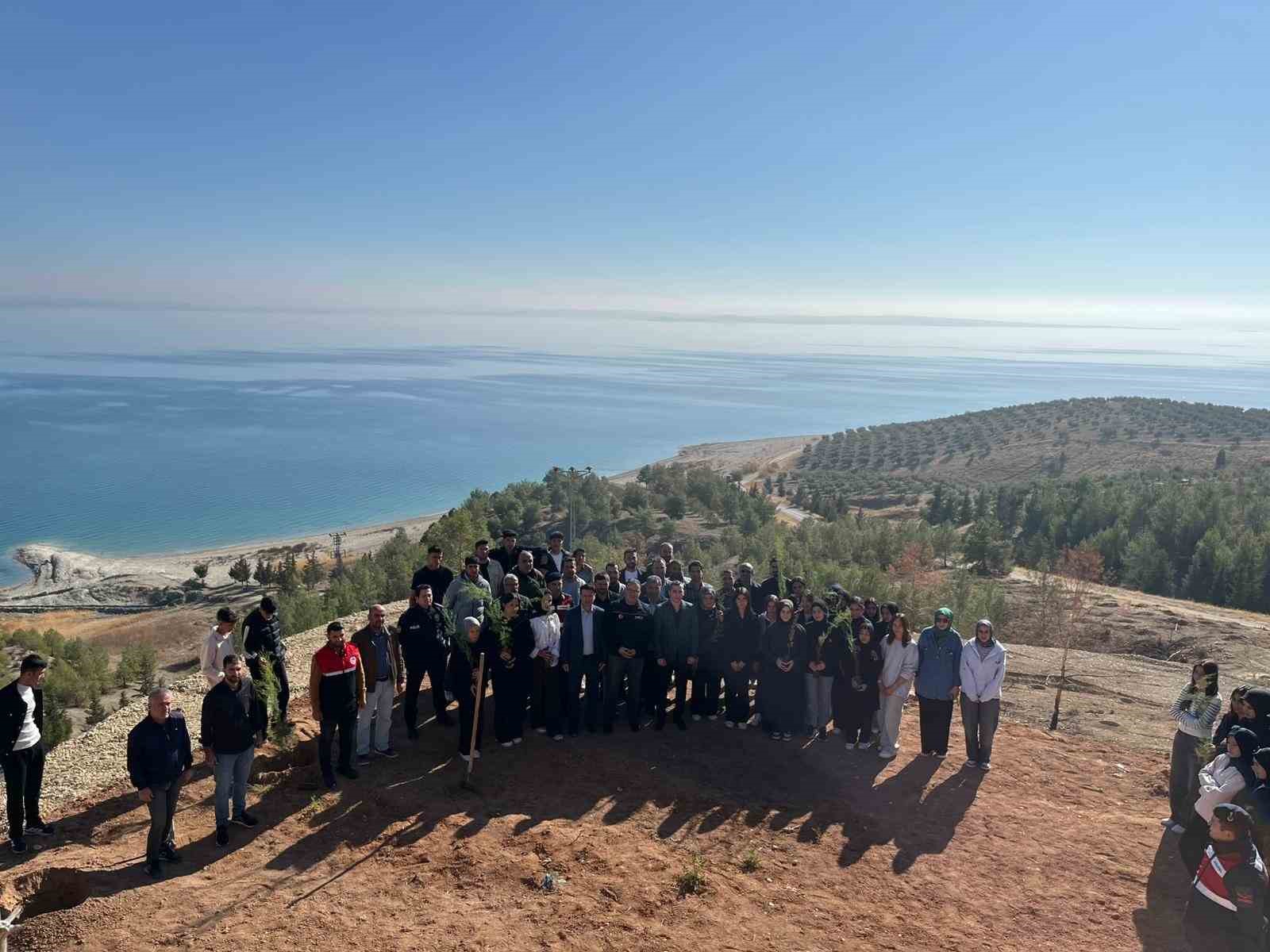Öğretmenler şehit polis için hatıra ormanı oluşturdu
