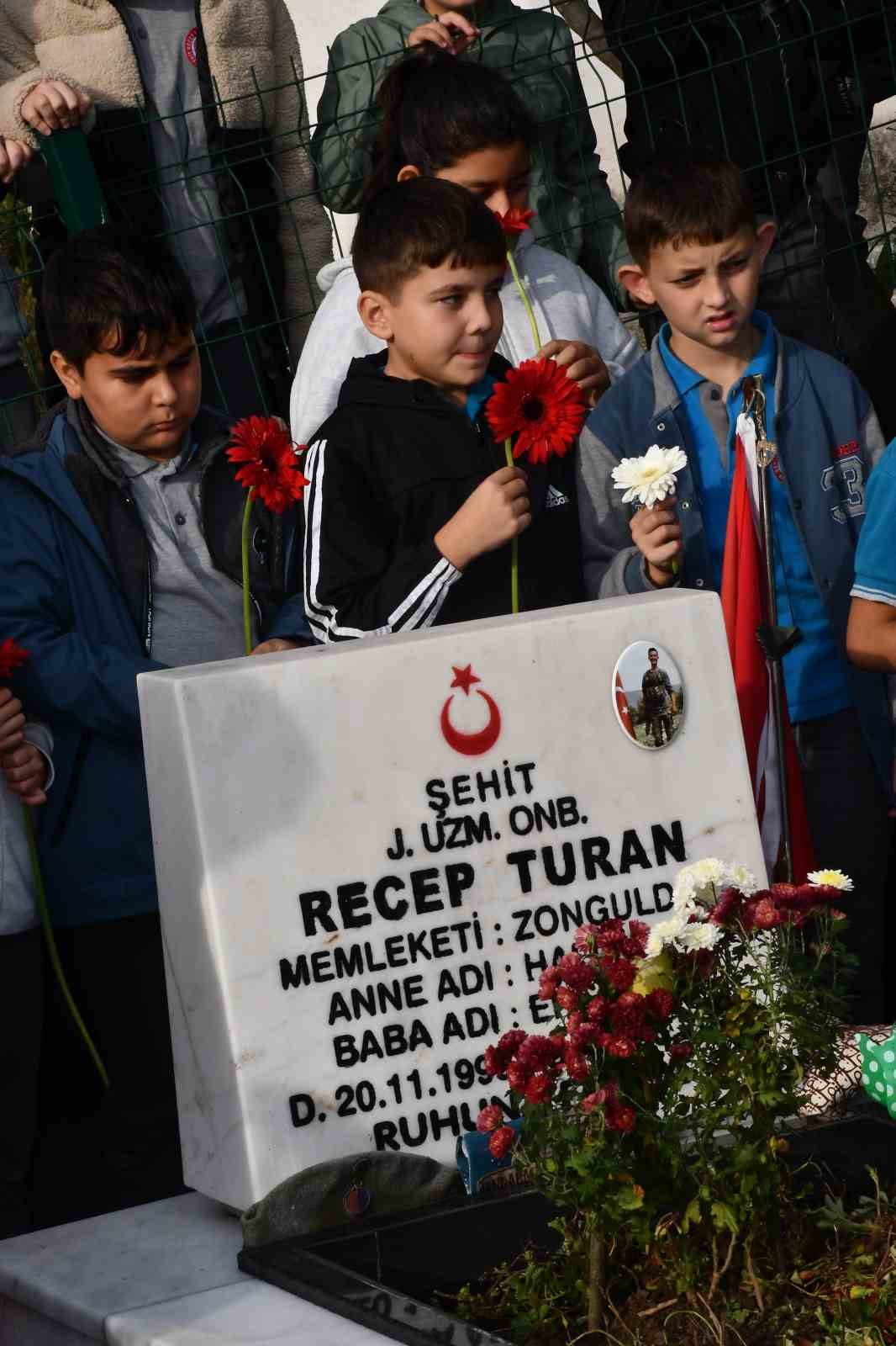 5. sınıf öğrencilerinden şehit Recep Turan’ın kabrine anlamlı ziyaret
