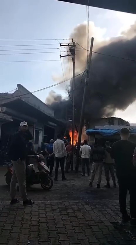 Adana’da hurdacı dükkanı alevlere teslim oldu