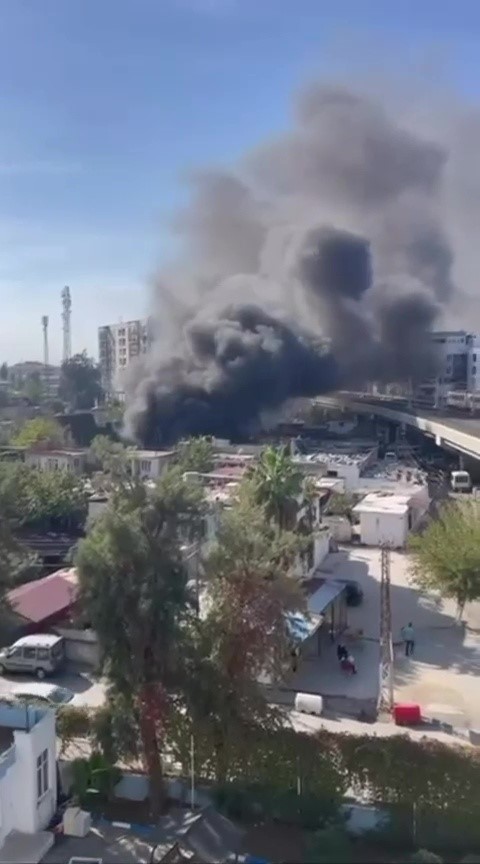 Adana&rsquo;da hurdacı d&uuml;kkanı alevlere teslim oldu
