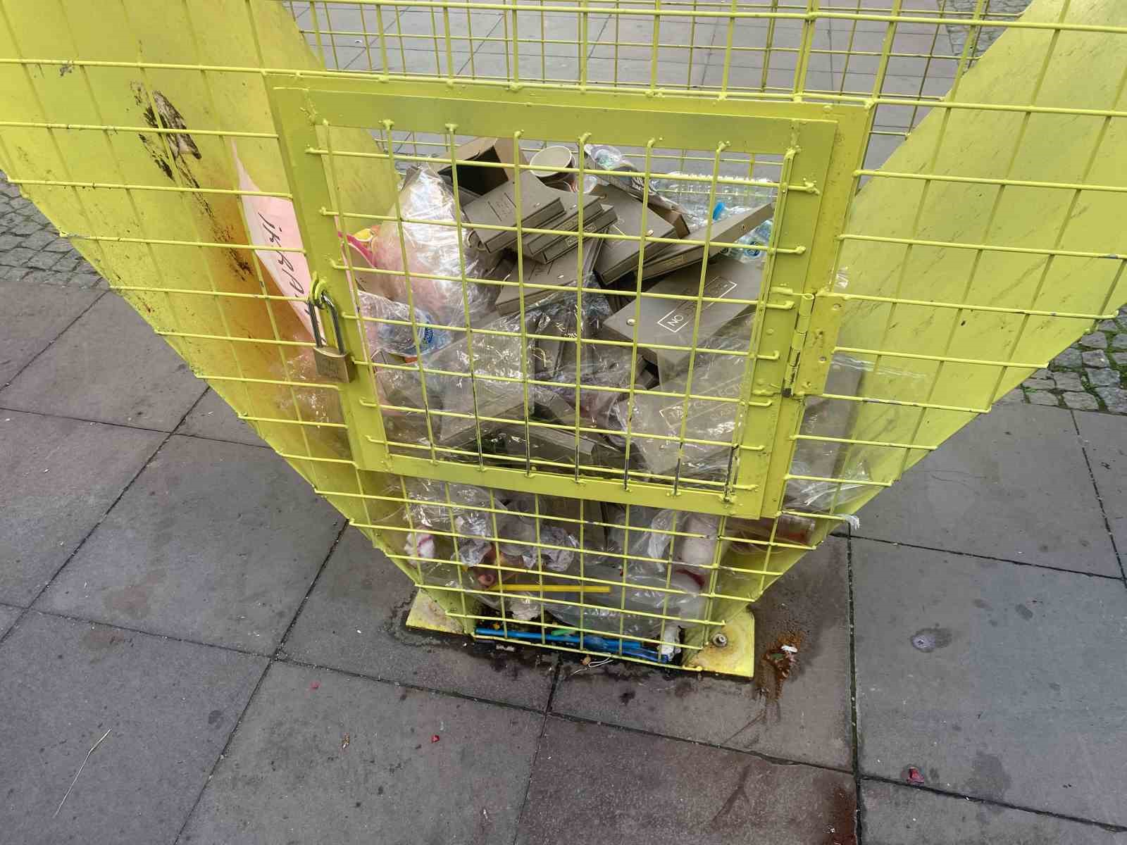 Plastik şişeler i&ccedil;in kurulan geri d&ouml;n&uuml;ş&uuml;m kafesi &ccedil;&ouml;plerle dolduruldu
