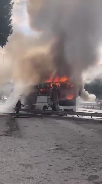 Yolcu otob&uuml;s&uuml; alevlere teslim oldu: Ara&ccedil; demir yığınına d&ouml;nd&uuml;
