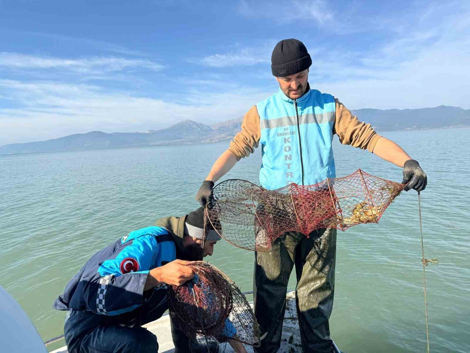 Eğirdir Gölü’nde 300 kaçak kerevit pinteri ele geçirildi