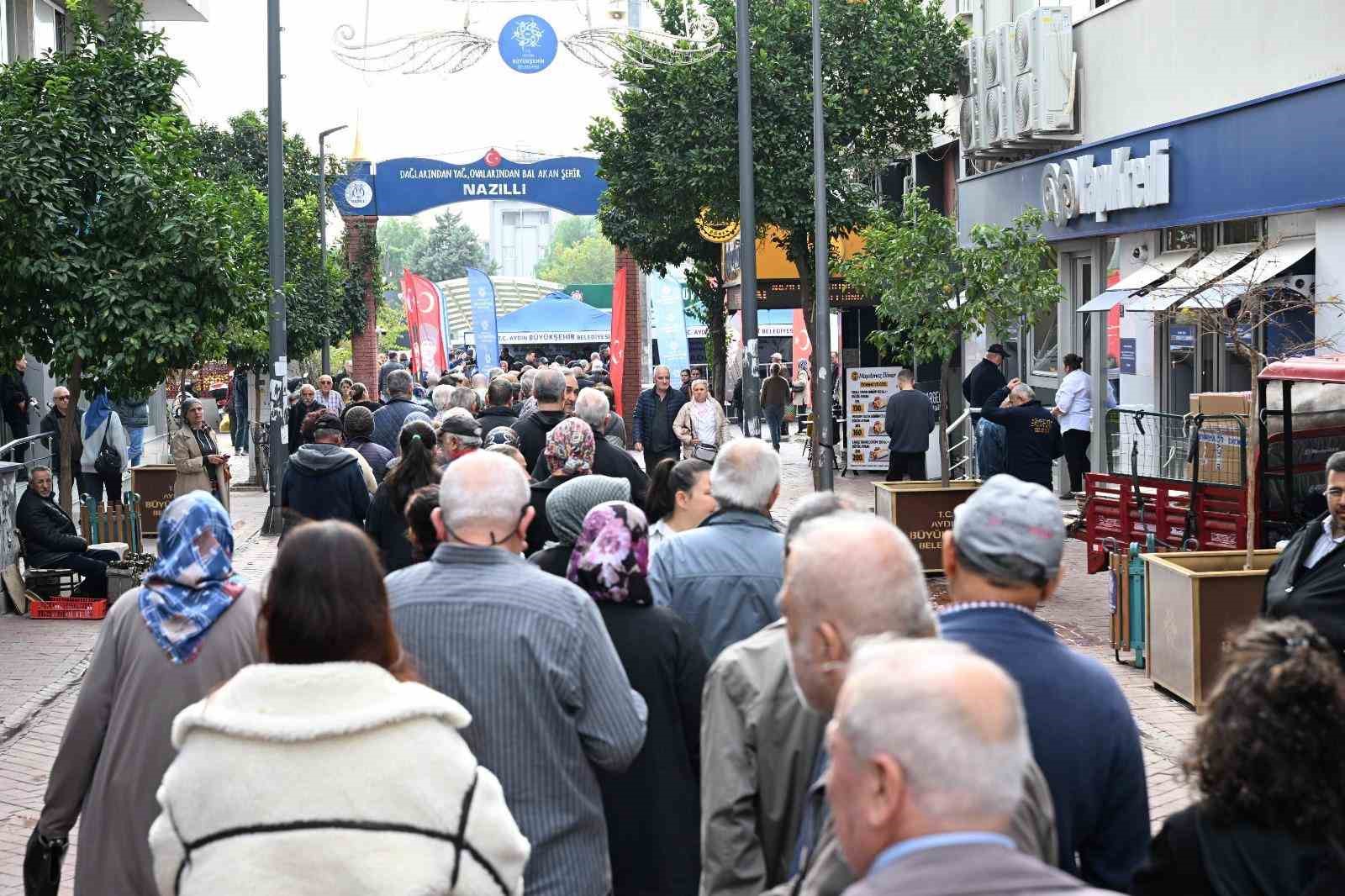 Aydın Büyükşehir, binlerce fideyi Nazilli’de vatandaşlara dağıttı
