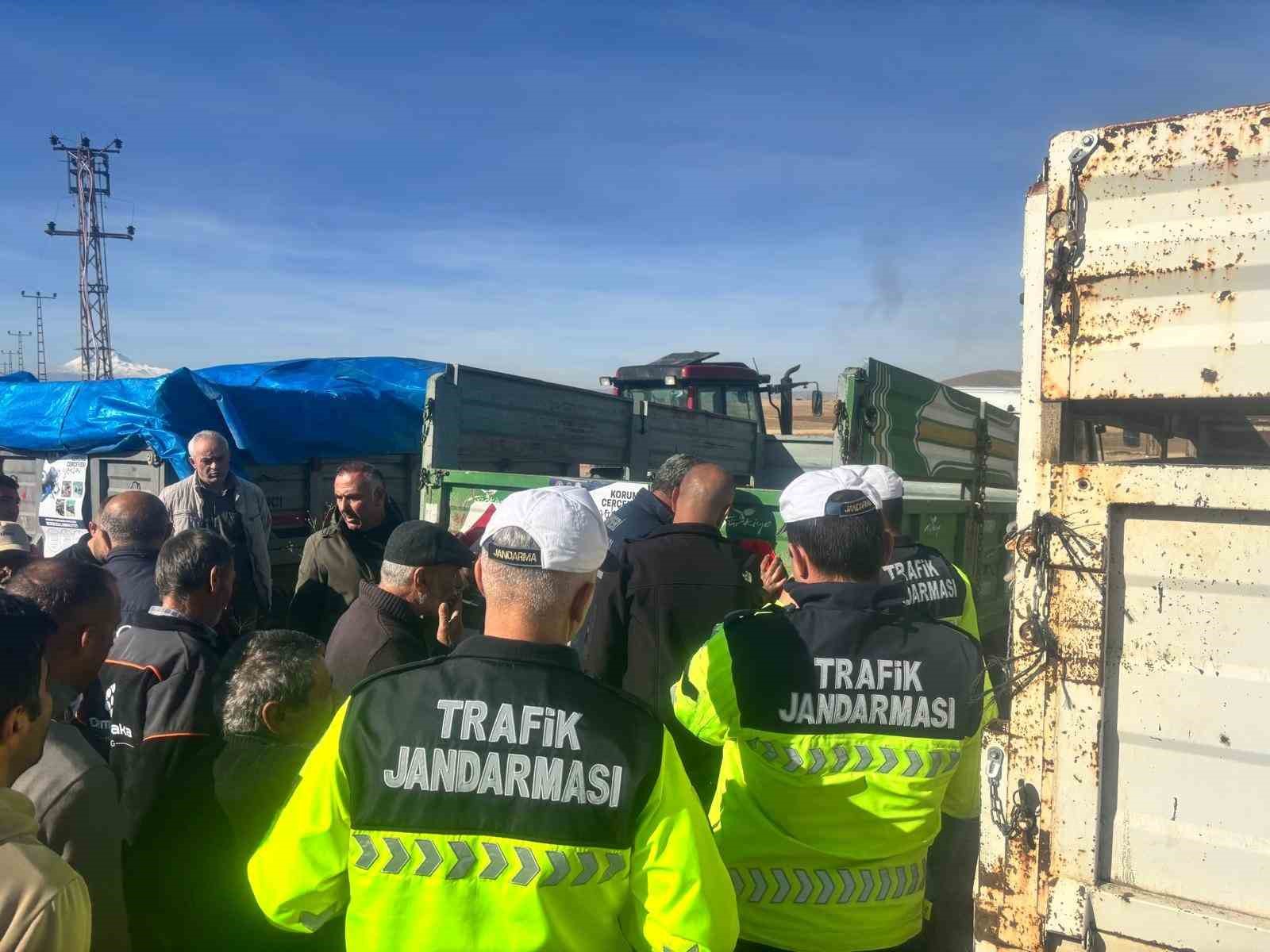 Pınarbaşı’nda traktörlere reflektör dağıtıldı