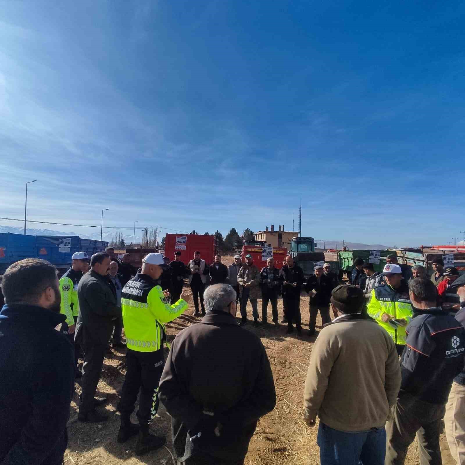 Pınarbaşı&rsquo;nda trakt&ouml;rlere reflekt&ouml;r dağıtıldı
