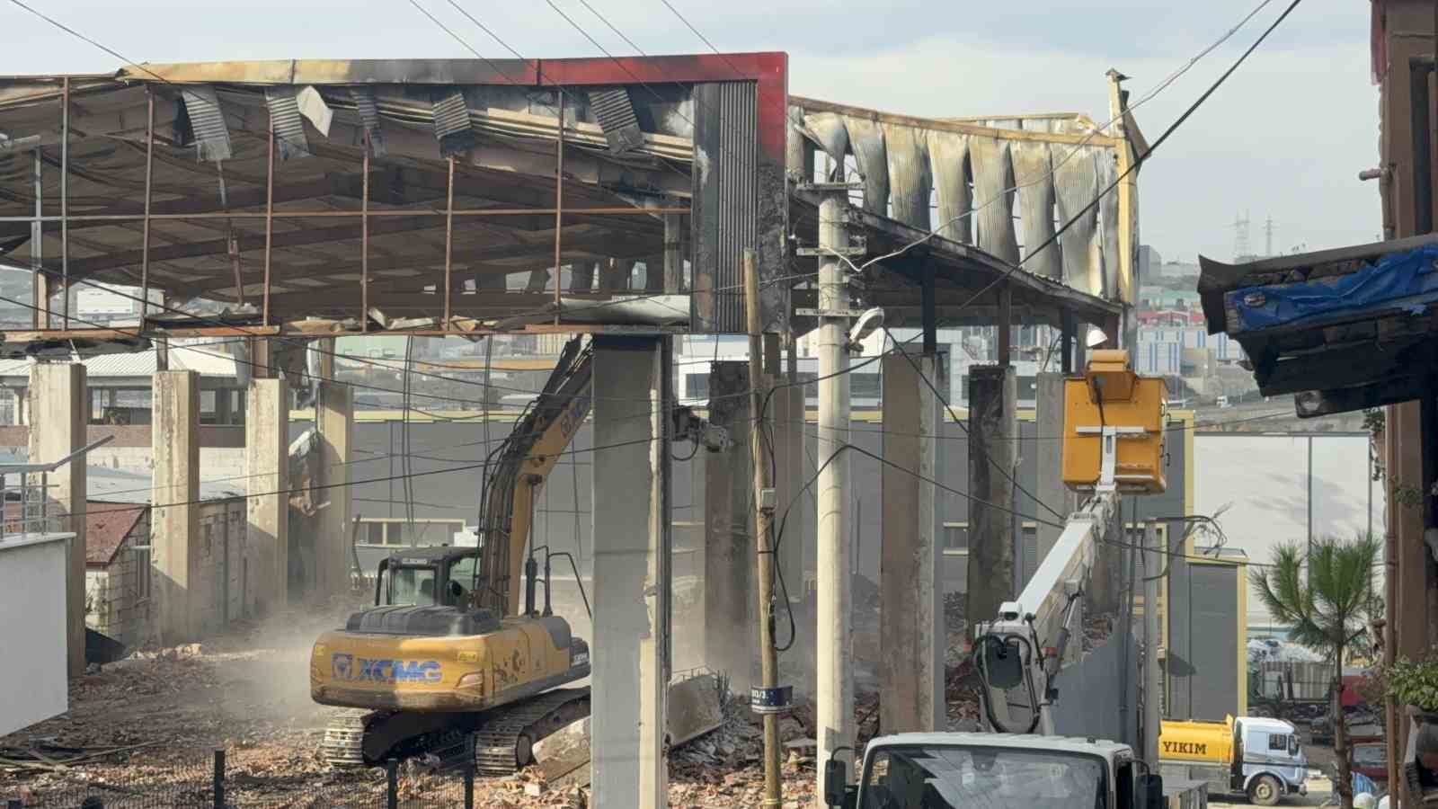 7 kişinin öldüğü parfüm dolum tesisi yıkılıyor