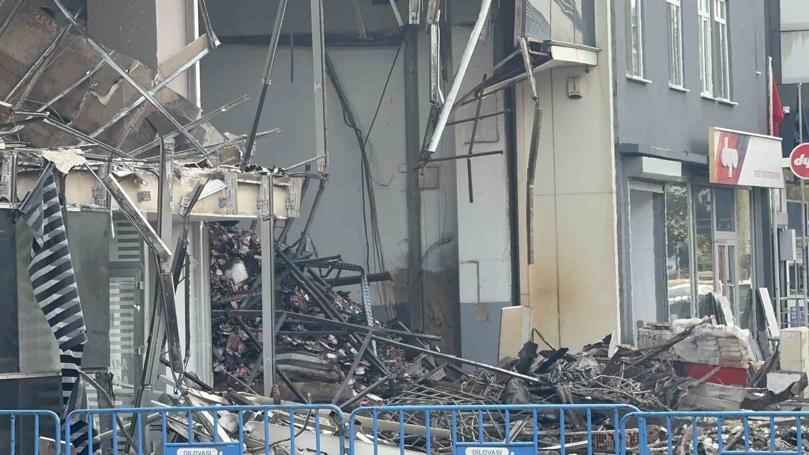 7 kişinin &ouml;ld&uuml;ğ&uuml; parf&uuml;m dolum tesisi yıkılıyor
